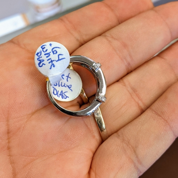 18k blue & white diamond ring - Picture 8 of 12